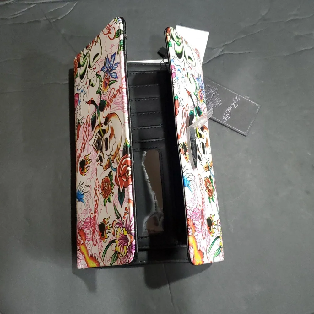 Ed Hardy white iconic Ed Hardy skull print and red roses imagery trifold wallet‎